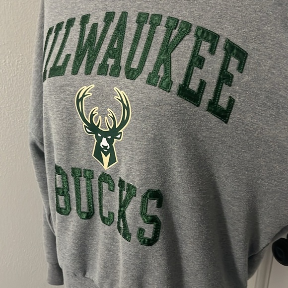 NBA Touch Stadium by Alyssa Milano Milwaukee Bucks Crewneck Slouchy Sweatshirt - Picture 8 of 15